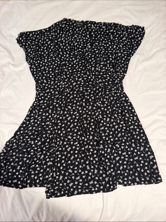 Dresses & Skirts - NWOT city chic Black Floral Short-Sleeve Mini Dress with Smocked Waist